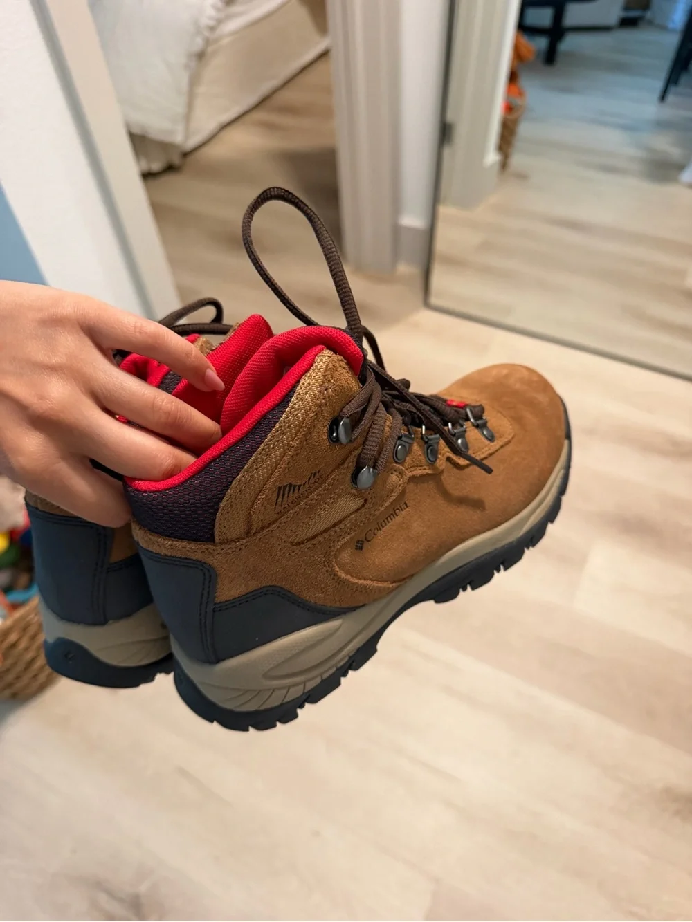 Columbia Woman’s Brown Suede Hiking Boots